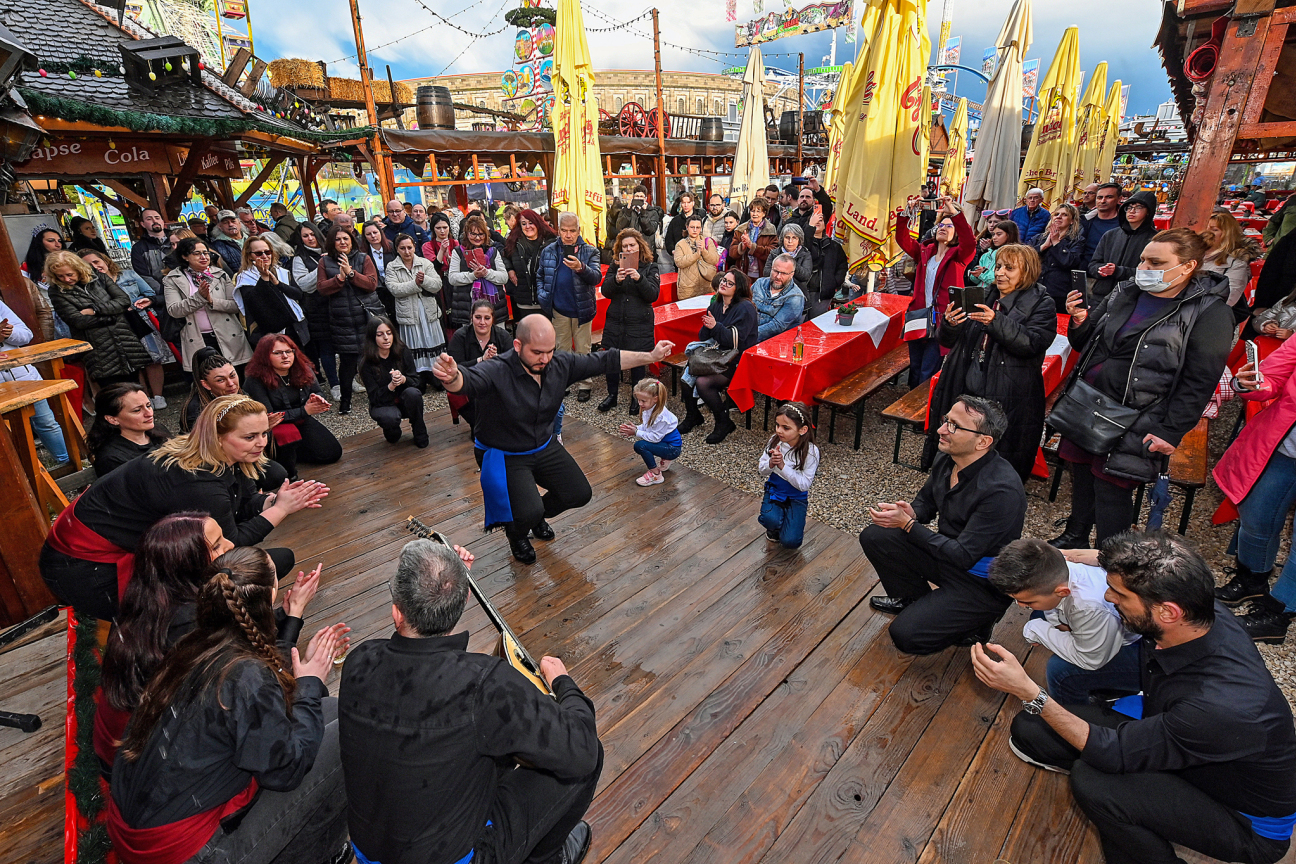 Bild © Berny Meyer Griechische Tanzgruppe am Nürnberger Frühjahrsvolksfest, Bild © Berny Meyer
