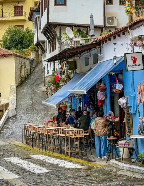 Straße in der Altstadt / Panagia von Kavala © vinrouge17