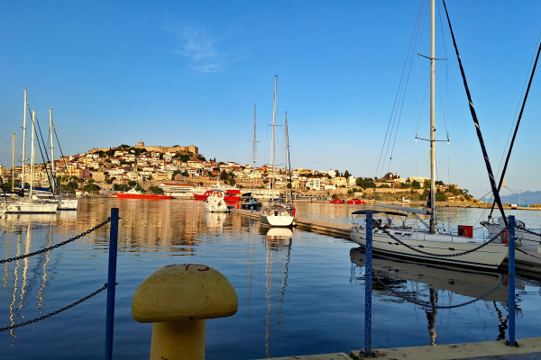 Blick vom Hafen zur Altstadt von Kavala