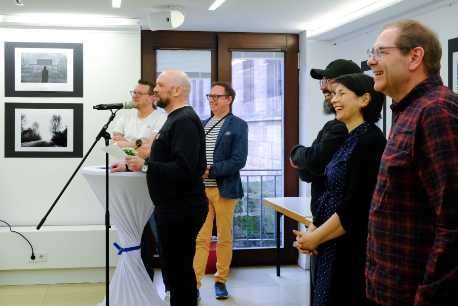 Unposed - Vernissage der Fotoausstellung "KVA:NUE" mit Aufnahmen des Photoclubs Kavala und des Unposed Collective Nürnberg, Bild © Heike Hahn