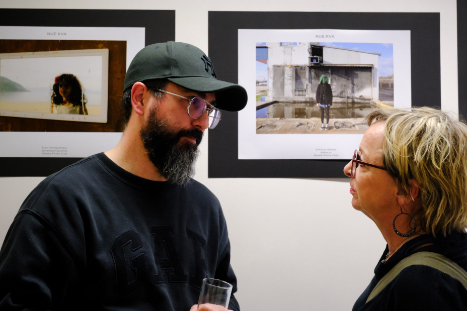 Marc Salomon im Gespräch - Vernissage der Fotoausstellung "KVA:NUE" mit Aufnahmen des Photoclubs Kavala und des Unposed Collective Nürnberg, Bild © Heike Hahn