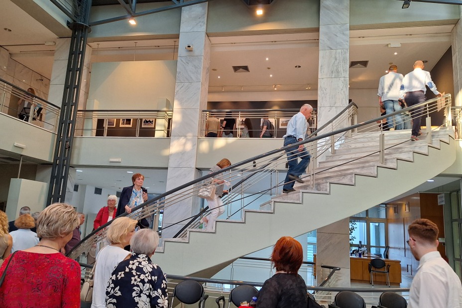 Vernissage der Ausstellung "NUE:KVA" mit Fotografien des Photoclubs Kavala und des Unposed Colletive Nürnberg im griechischen Kavala., Bild © Doris Groß / IB, Stadt Nürnberg