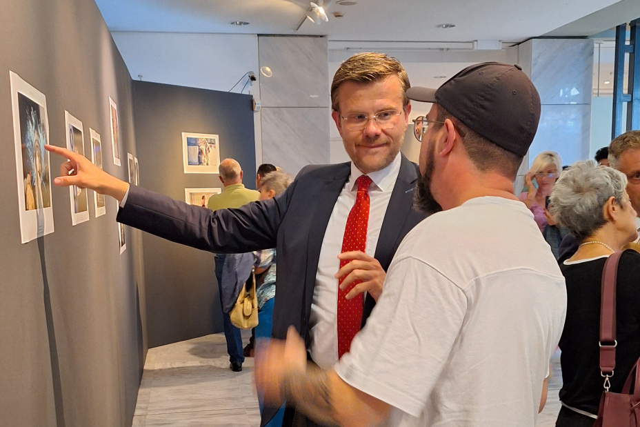 Vernissage der Ausstellung "NUE:KVA" mit Fotografien des Photoclubs Kavala und des Unposed Colletive Nürnberg im griechischen Kavala. Nürnbergs Oberbürgermeister Marcus König im Gespräch mit  einem Fotografen., Bild © Doris Groß / IB, Stadt Nürnberg
