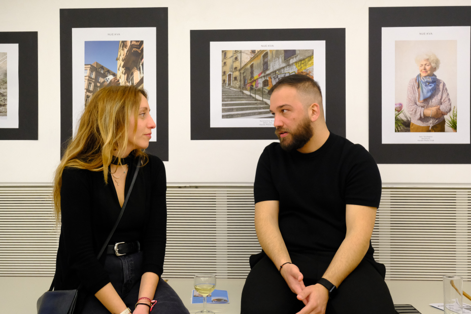 Vernissage der Fotoausstellung "KVA:NUE" mit Aufnahmen des Photoclubs Kavala und des Unposed Collective Nürnberg, Bild © Heike Hahn