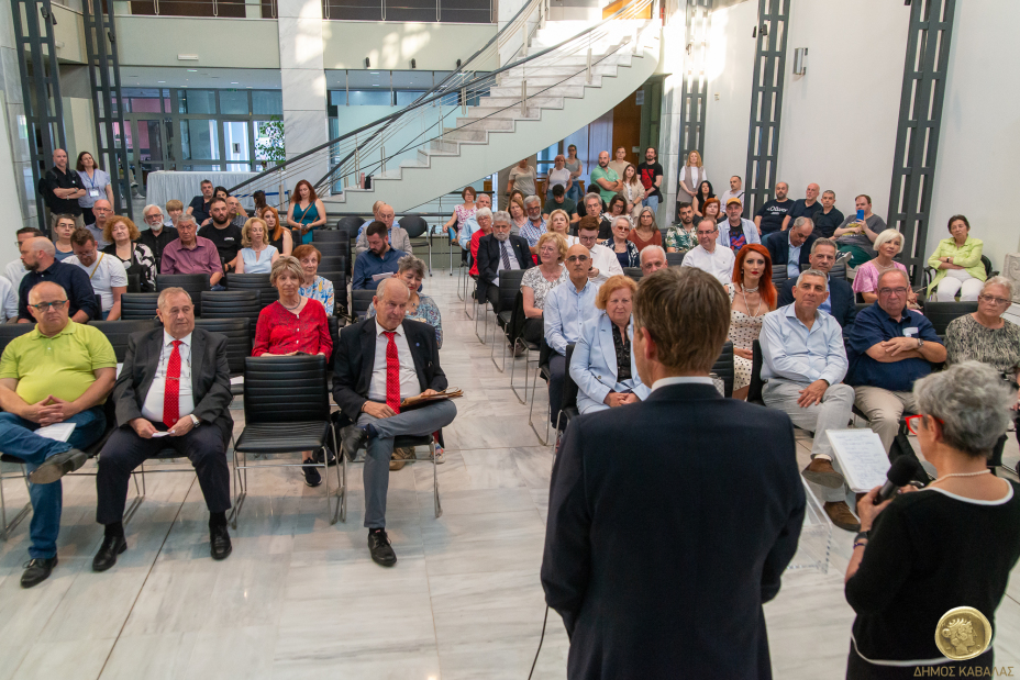 Vernissage der Ausstellung "NUE:KVA" mit Aufnahmen des Photoclubs Kavala und des Unposed Collective Nürnberg im Archäologischen Museum in Kavala, Bild © Konst.Saraidaris, Stadt Kavala