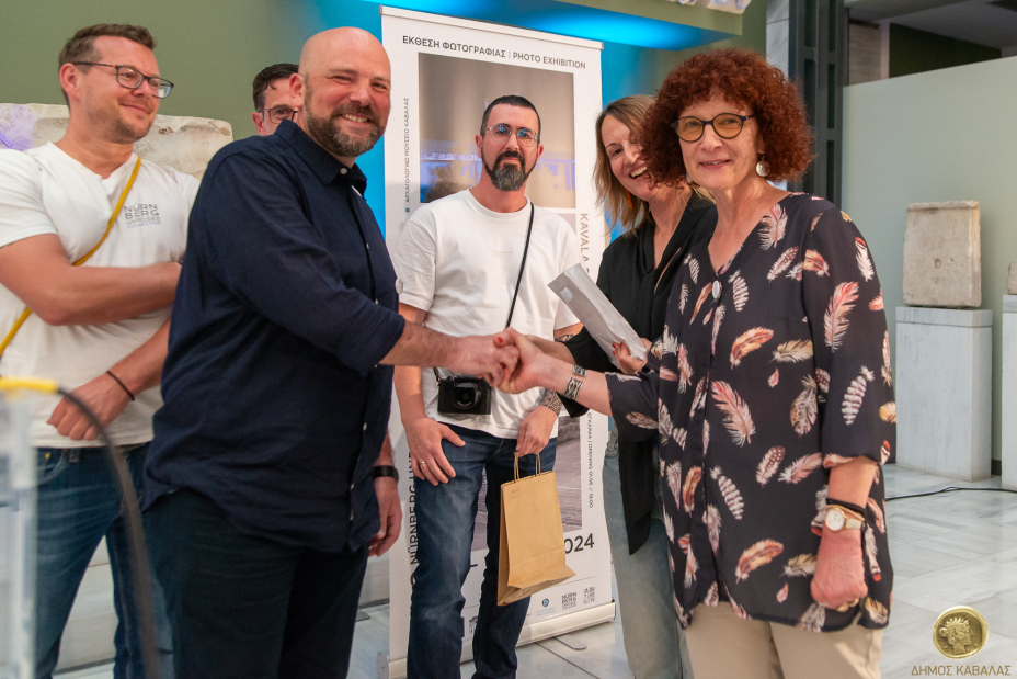 Vernissage der Ausstellung "NUE:KVA" mit Aufnahmen des Photoclubs Kavala und des Unposed Collective Nürnberg im Archäologischen Museum in Kavala, Bild © Konst.Saraidaris