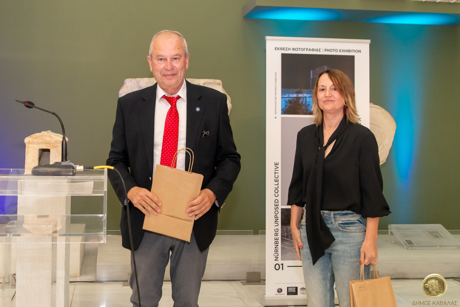 Vernissage der Ausstellung "NUE:KVA" mit Aufnahmen des Photoclubs Kavala und des Unposed Collective Nürnberg im Archäologischen Museum in Kavala, Bild © Konst.Saraidaris