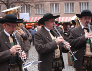 Musiker aus Nürnbergs befreundeten Gemeinden Klausen und Montan auf dem Markt der Partnerstädte