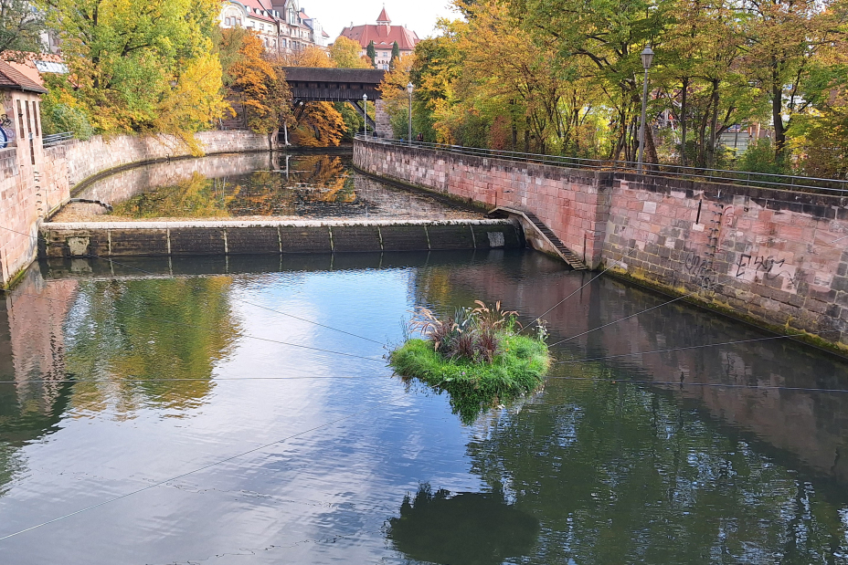 Bild © D. Groß / IB, Stadt Nürnberg Kunstwerk von Thomas May. Eine schwebende Insel über der Pegnitz, aus Eisen auf der Gras und Pflanzen wachsen, bewässert durch ein automatisiertes Nebelsystem., Bild © D. Groß / IB, Stadt Nürnberg