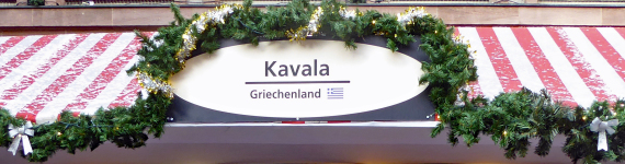 Schild an der Kavala Bude auf dem Markt der Partnerstädte