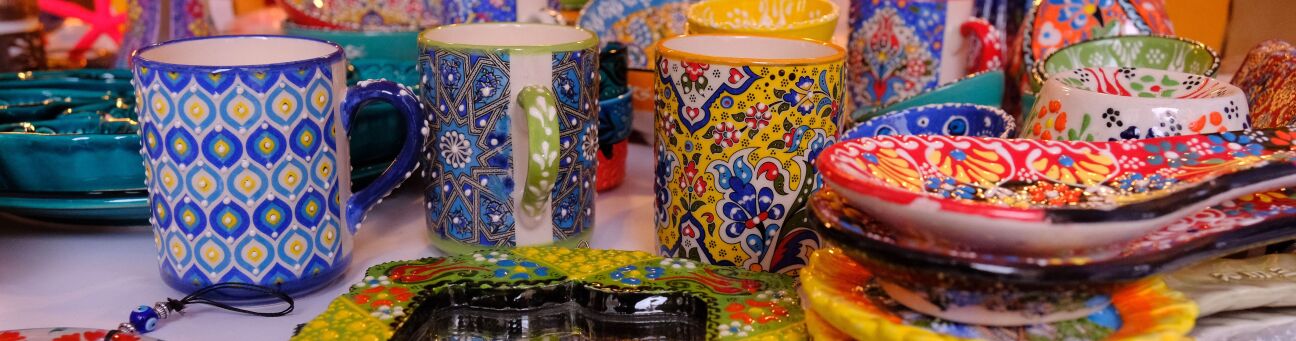 Angebote an der Antalya Bude auf dem Markt der Partnerstädte