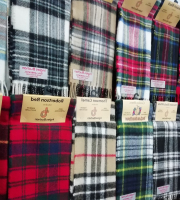 Schals in typisch schottischem Design an der Glasgow Bude am Markt der Partnerstädte