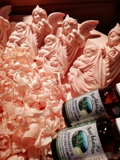 Zirbelprodukte an der Südtiroler Bude (Klausen / Montan) am Markt der Partnerstädte