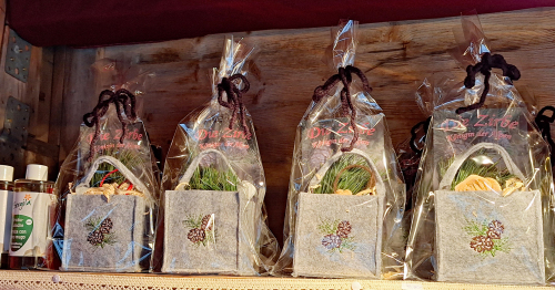 Geschenk "Die Zirbe, Königin der Alpen" an der Klausen/Montan Bude am Markt der Partnerstädte