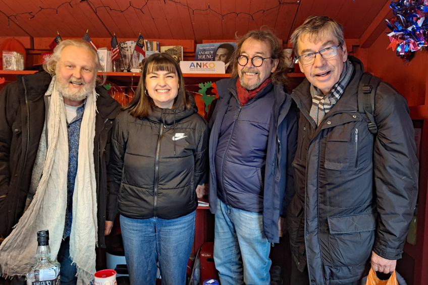 Mitglieder und Freunde des Atlanta-Nürnberg Komitees und des Deutsch-Amerikanischen Instituts in der Atlanta Bude am Markt der Partnerstädte