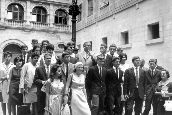 Gäste aus Nürnbergs Partnerstadt Nizza. Oberbürgermeister Urschlechter mit der Gruppe im Jahr 1958