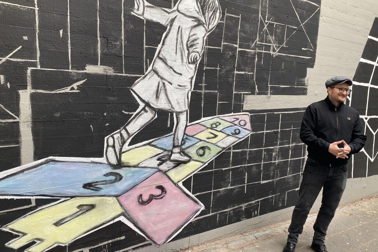 Der Künstler vor seinem Kunstwerk