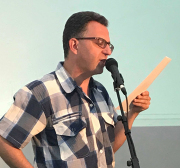 Der Prager Autor Josef Straka am Mikrofon