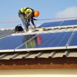 Auch in Aného liefen die Installation und die Vorverkabelung der Solarmodule auf den Dächern des Krankenhauses weiter.
