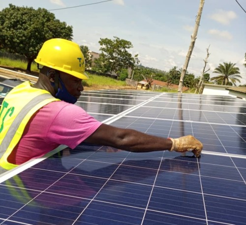 Aufbau PV-Anlage Berufsschule Sokodé © Mouhamed Issa / Techno-Solar, Sokodé, Togo