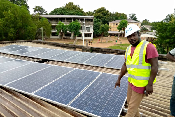 Auf dem Dach der Berufsschule Lycée d'Enseignement Technique et Professionel de Sokodé beginnen die Aufbauten der PV-Module