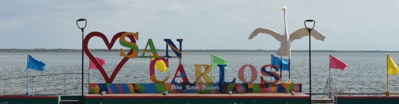 Schriftzug San Carlos vor dem Wasser, Nicaragua
