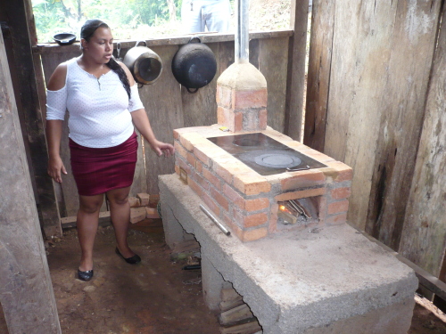Der Bau von nachhaltigen Öko-Herden ist eines der Partnerschaftsprojekte zwischen Nürnberg und San Carlos, Nicaragua. Bis Ende 2021 wurden bereits 300 dieser Kochstellen in Betrieb genommen. Der Bau der Öko-Herde ist Teil der strategischen Klimapartnerschaft mit Nürnbergs nicaraguanischen Partnerstadt.