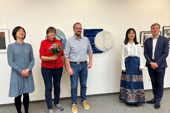 Eröffnung der Mondausstellung in Erlangen (v.l.): Yimei Wu (Konfuzius-Institut), Heike Hahn (Künstlerin), Dr. Florian Janik (Oberbürgermeister), Frau Zhang (Guzhen-Spielerin) und Markus Bassenhorst (Leiter Vhs Erlangen)
