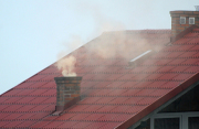 Hausdach mit rauchendem Schornstein