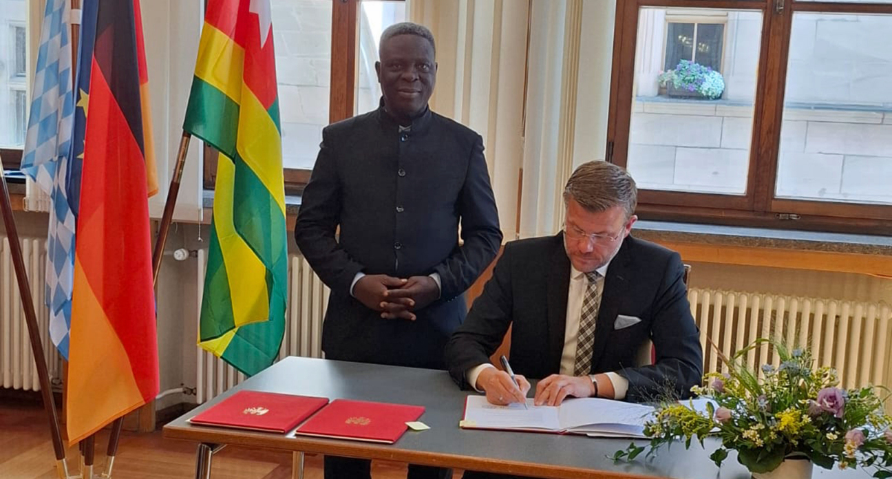 Oberbürgermeister König unterzeichnet die Erklärung zur Städtefreundschaft mit Lacs 1 und Tchaoudjo 1 in togo, Bild © S. Wimmer / IB, Stadt Nürnberg