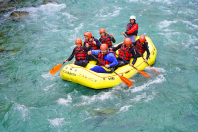 Rafting-Boot mit Teilnehmern und Betreuern der Fahrt nach Südtirol