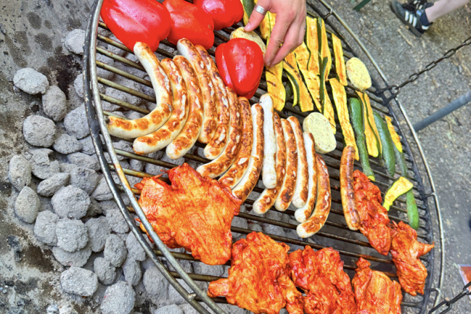 Bild © Fabian Schäfer / Stadt Nürnberg Verschiedenes Grillgut auf Schwenkgrill über dem Lagerfeuer, Bild © Fabian Schäfer / Stadt Nürnberg