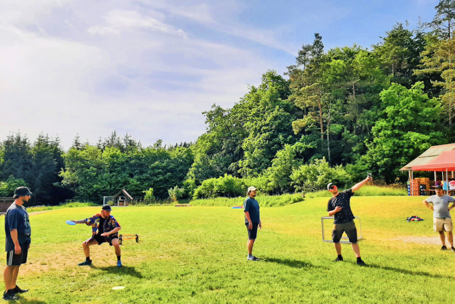 Bild © Andreas Stoiber / Stadt Nürnberg Teilnehmer eines Feriencamps spielen Frisbeegolf, Bild © Andreas Stoiber / Stadt Nürnberg