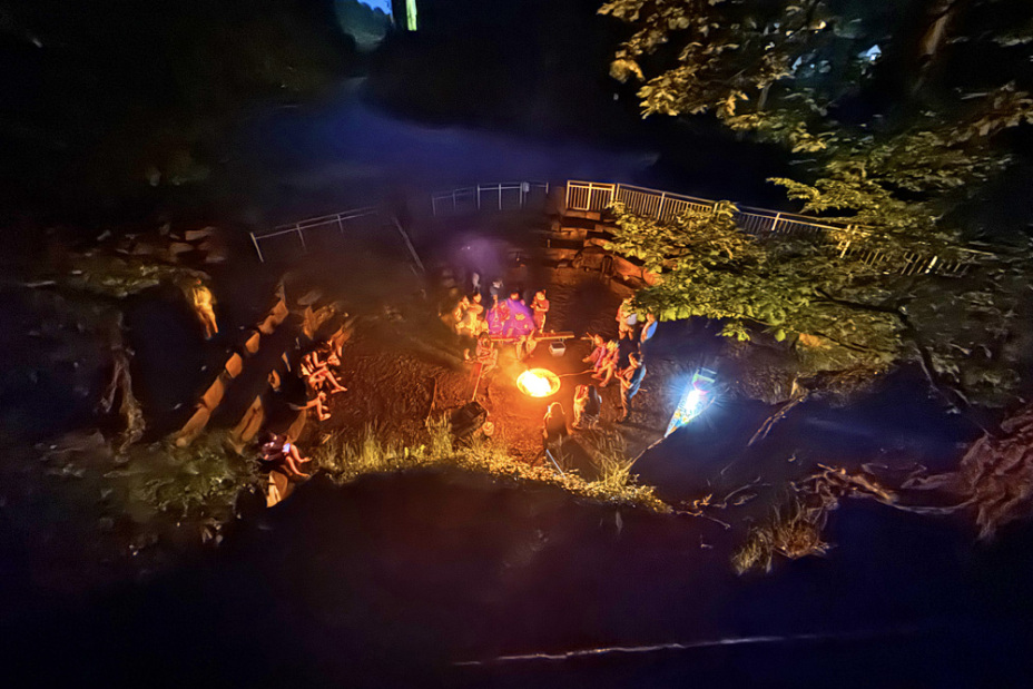 Bild © Fabian Schäfer / Stadt Nürnberg Menschengruppe um Lagerfeuer in steinernem Amphitheater bei Nacht von oben, Bild © Fabian Schäfer / Stadt Nürnberg
