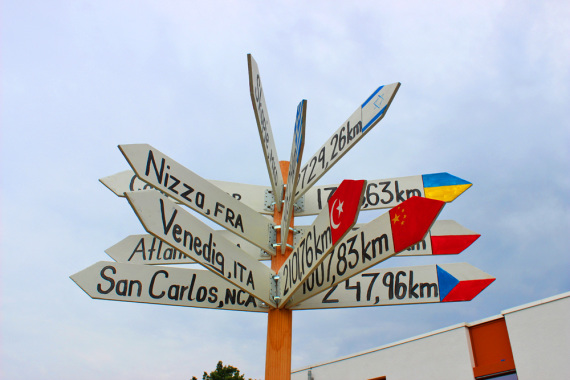 Wegweiser zu den Partnerstädten auf dem Gelände des Kinder- und Jugendhauses Pastorius