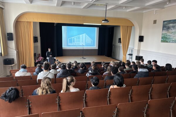 Pug Besuch-Diplomat 25