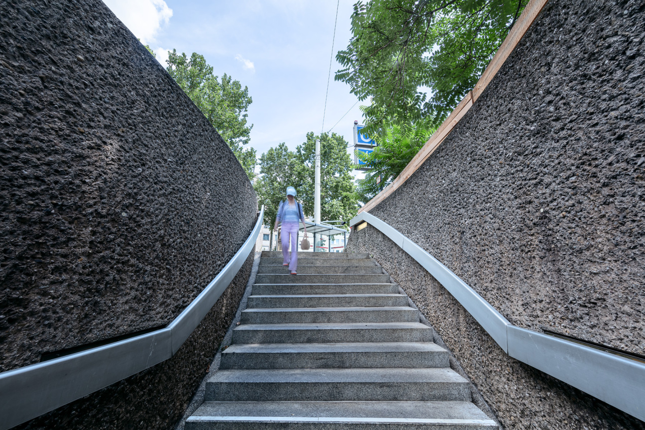 Bild © Christian Höhn Frau geht Treppen am Plärrer hinab, Bild © Christian Höhn