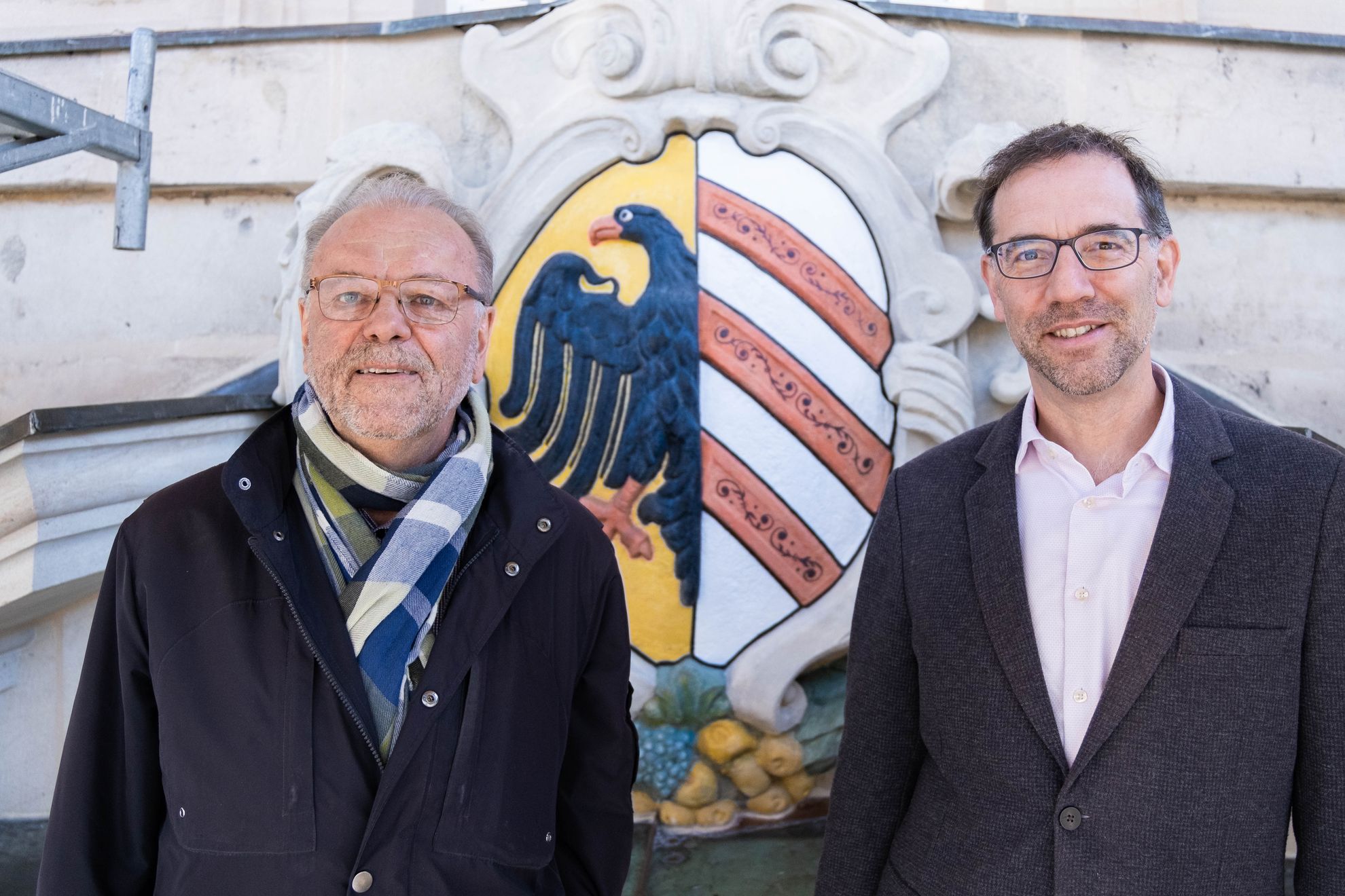 nachrichten-aus-dem-rathaus-frisch-restauriertes-stadtwappen-am