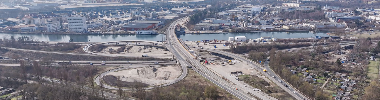 Die Frankenschnellwegbrücke am Kreuz Nürnberg-Hafen musste nach einer Brückenprüfung vorsorglich geschlossen werden. Sie bleibt bis zu ihrem Abbruch komplett für den Verkehr gesperrt.
