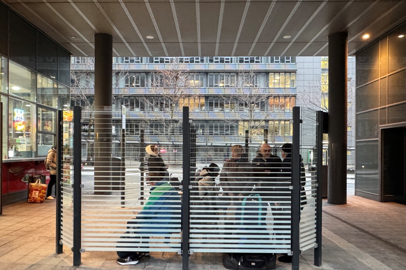 Mit zusätzlichen Sitzbänken, Windschutzwänden und Überdachungen bietet der Zentrale Omnibusbahnhof ab sofort eine verbesserte Aufenthaltsqualität für Busreisende.