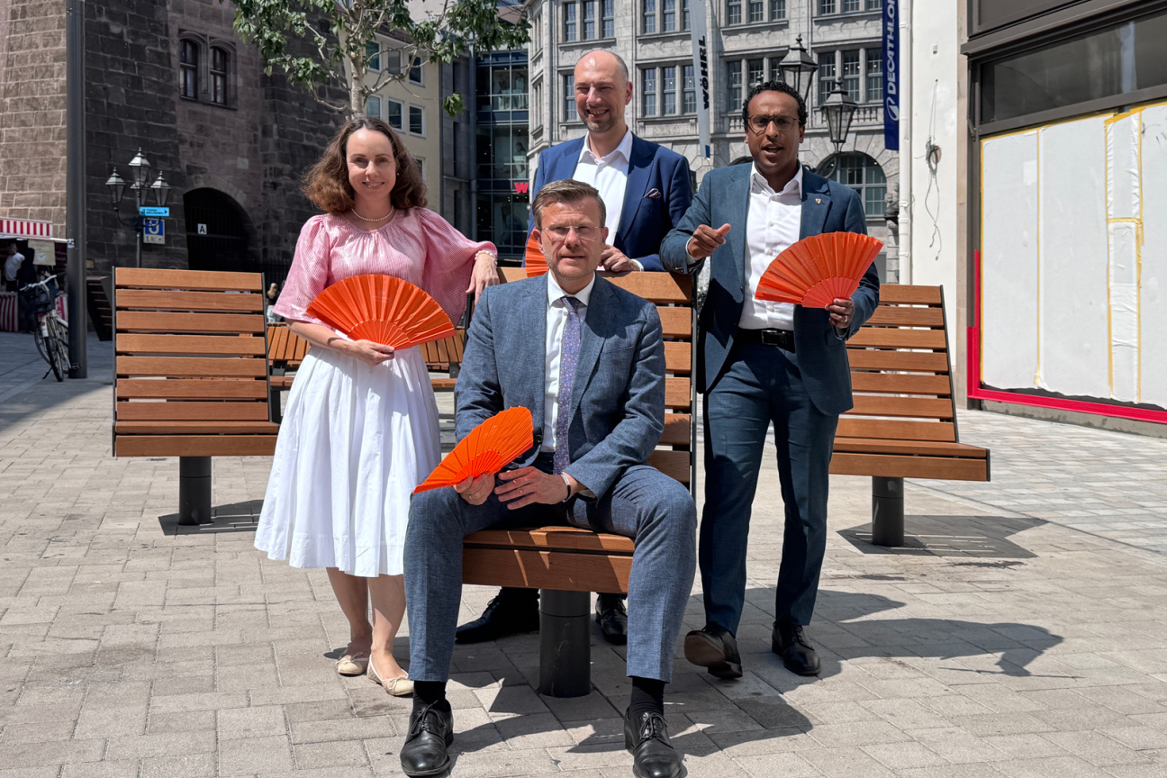 Der erste Bauabschnitt der Breiten Gasse ist am Freitag, 31. Juli 2026, der Öffentlichkeit übergeben worden. Von links: Die Referentin für Wirtschaft und Wissenschaft, Dr. Andrea Heilmaier, Oberbürgermeister Marcus König, 2. Bürgermeister Andreas Krieglstein und 3. Bürgermeister Dr. Nasser Ahmed freuen sich über die neuen Sitzgelegenheiten und die sichtbar bessere Aufenthaltsqualität des fertig gestellten Bauabschnitts zwischen Jakobsplatz und Färberstraße., Bild © André Winkel / Stadt Nürnberg