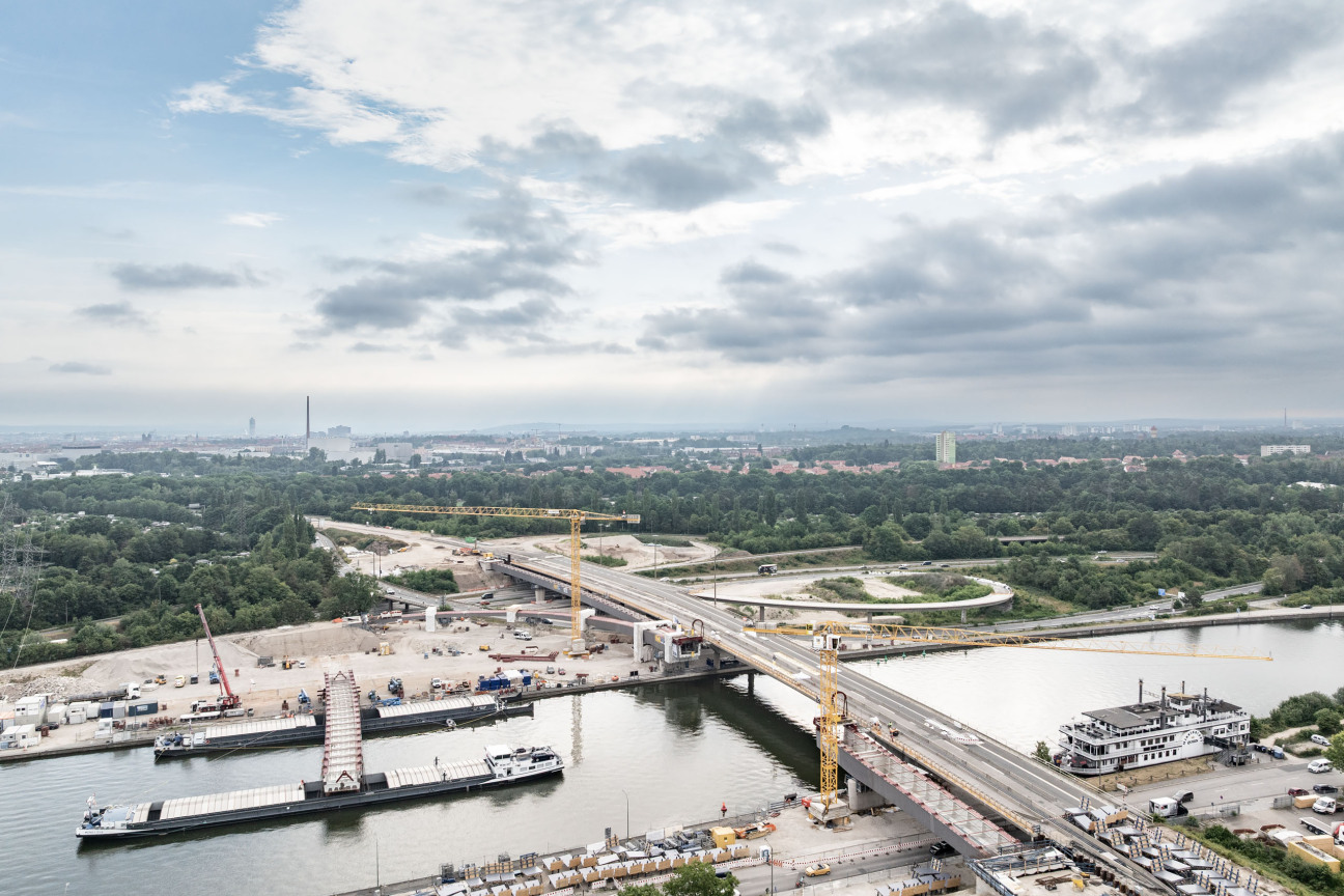Lückenschluss über dem Main-Donau-Kanal: Am Dienstag, 30. Juni 2026, hat das Projekt Hafenbrücken eine weitere Hürde genommen. Zwei miteinander verzurrte Lastschiffe haben das 520 Tonnen schwere Brückenteil aus Stahl vom Ufer zur neuen Frankenschnellwegbrücke transportiert.