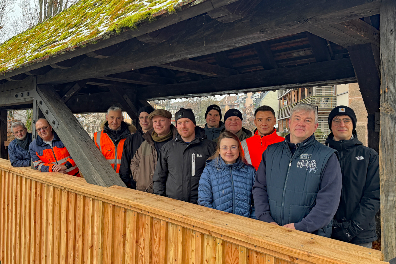 Zimmerleute, Steinmetze, Mitarbeitende der Stadtentwässerung, Pflasterer und Schlosser auf dem frisch sanierten Henkersteg – viele Hände machen der Arbeit ein schnelles Ende., Bild © André Winkel / Stadt Nürnberg