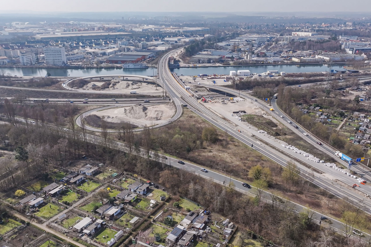 Die Frankenschnellwegbrücke am Kreuz Nürnberg-Hafen musste nach einer Brückenprüfung vorsorglich geschlossen werden. Sie bleibt bis zu ihrem Abbruch komplett für den Verkehr gesperrt., Bild © Moritz Utili, Studio Höhn / Stadt Nürnberg