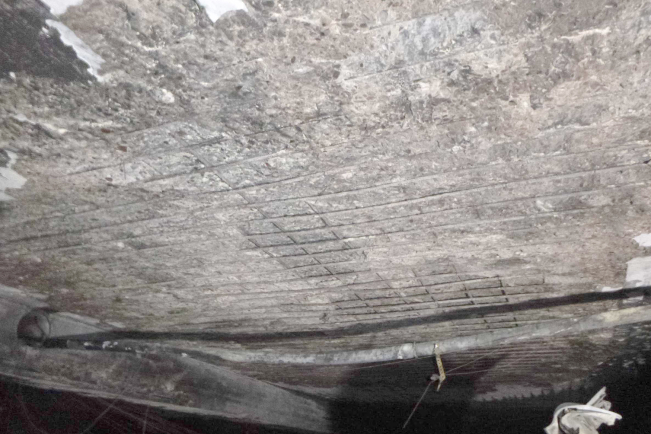 Bild © Holger Schütte / Stadt Nürnberg Ein Fahrzeugbrand hat am Donnerstag, 9. Juli 2026, gravierende Schäden an der Theatergarage am Richard-Wagner-Platz in Nürnberg verursacht. Die Schäden, wie hier die Betonabplatzungen an der Garagendecke, sind massiv. Das Parkhaus kann derzeit nicht betreten werden., Bild © Holger Schütte / Stadt Nürnberg