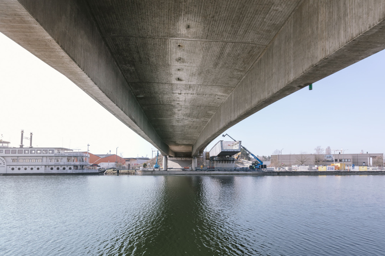 Die Frankenschnellwegbrücke bleibt aus Gründen der Verkehrssicherheit bis zu ihrem Abbruch vollständig gesperrt. Die bereits im Bau befindliche neue Brücke (rechts im Bild) wird im August 2027 fertiggestellt., Bild © Moritz Utili, Studio Höhn / Stadt Nürnberg
