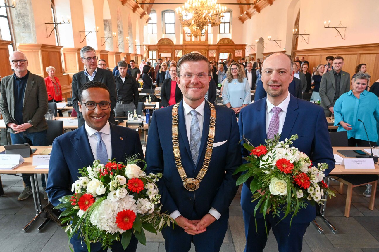 Bei der konstituierenden Sitzung hat der neue Nürnberger Stadtrat am Mittwoch, 6. Mai 2026, eine neue Stadtspitze gewählt: (von links nach rechts) 3. Bürgermeister Dr. Nasser Ahmed, Oberbürgermeister Marcus König und 2. Bürgermeister Andreas Krieglstein.