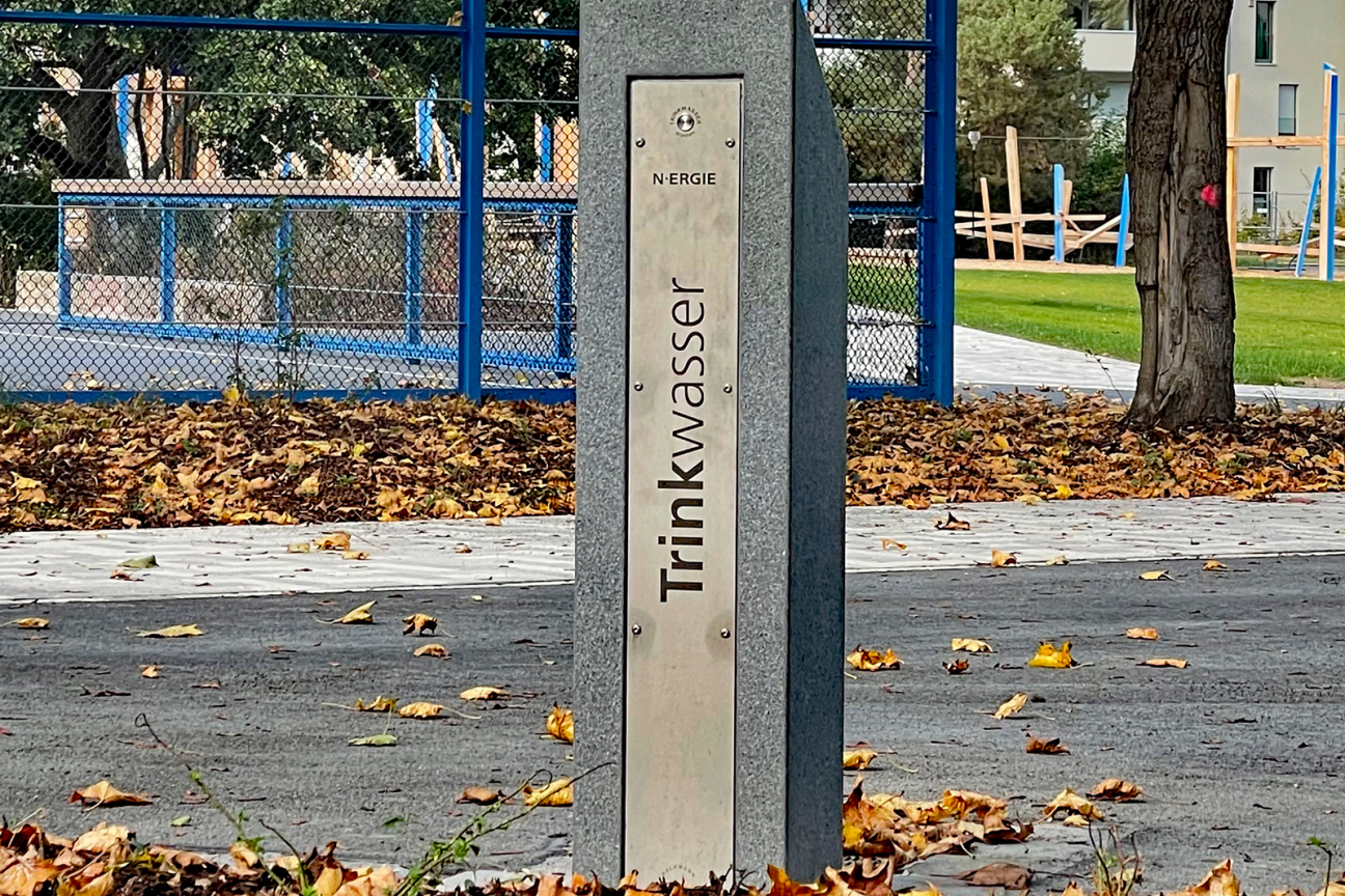 Die Trinkwasserbrunnen in Nürnberg gehen in den nächsten Tagen in die Winterpause. Ab dem Frühjahr 2026 spenden sie wieder kostenloses frisches Wasser im öffentlichen Raum., Bild © André Winkel / Stadt Nürnberg