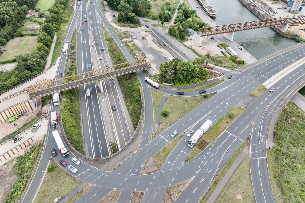 Die Behelfsumfahrt an der Hafenstraße wird in den kommenden Wochen so weit fertiggestellt, dass sie für den Geradeausverkehr freigegeben werden kann. Trotz der weiterhin laufenden Arbeiten soll damit eine spürbare Entlastung an der Anschlussstelle Nürnberg Hafen-Ost erzielt werden., Bild © Christian Höhn / Stadt Nürnberg