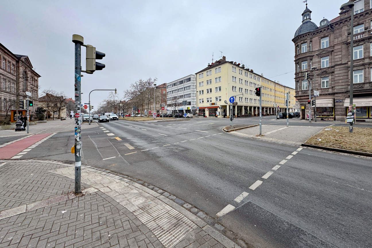 Die Sanierung der Willstraße führt zu Einschränkungen auf der Fürther Straße. An der Einmündung zur Fürther Straße wird die Fahrbahn eingeengt, sodass je Richtung nur eine Fahrspur zur Verfügung steht. Die gegenüberliegende Kernstraße ist während der Baumaßnahme zeitweise gesperrt., Bild © André Winkel / Stadt Nürnberg
